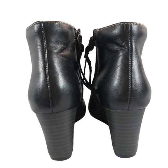 CLARKS! BLACK GENUINE LEATHER WEDGE HEELS, CONTRAST STITCHED ANKLE BOOTS! SZ 6M - Picture 6 of 10